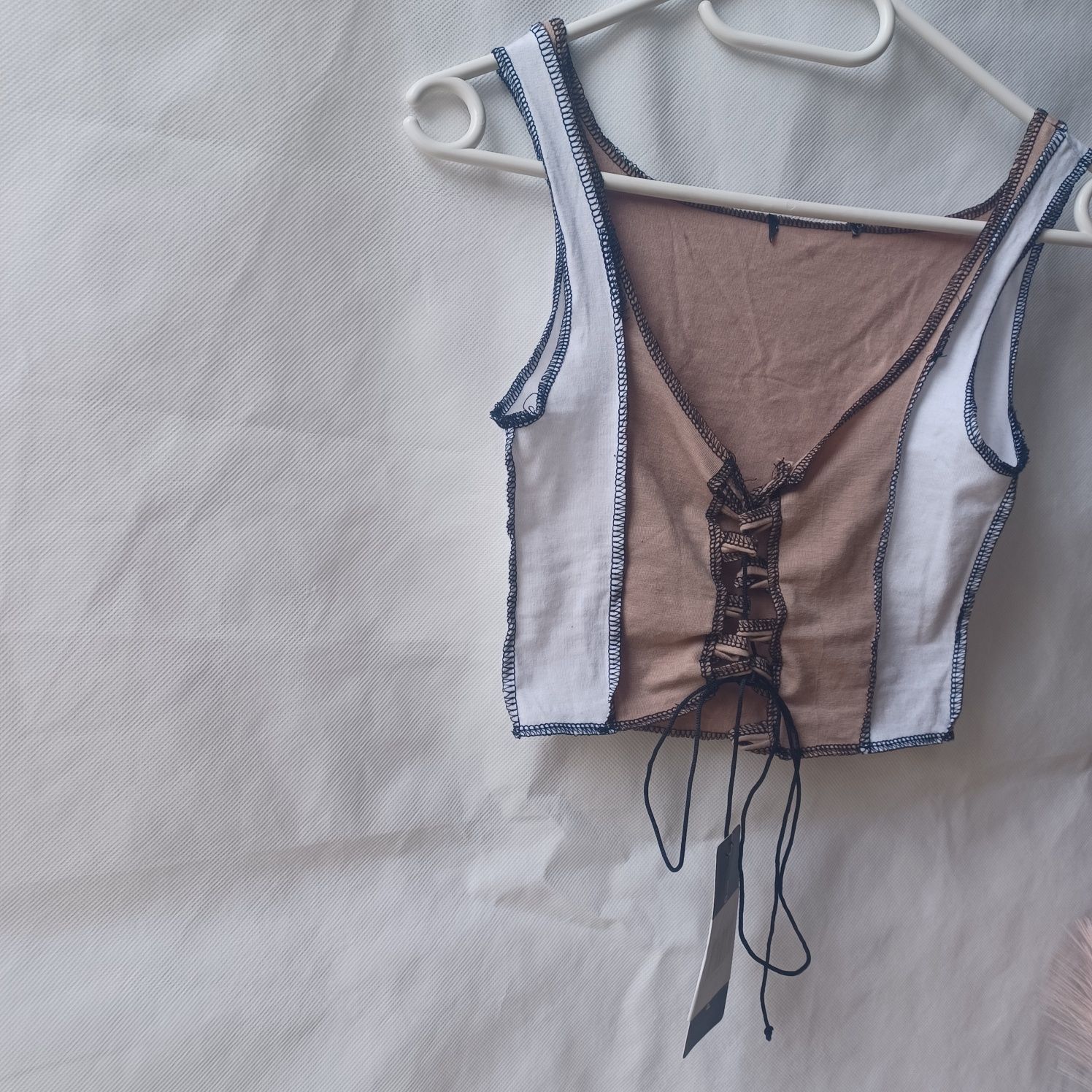 Pretty Little Things bluzka koszulka crop top sznurki XS 34 sznurowany