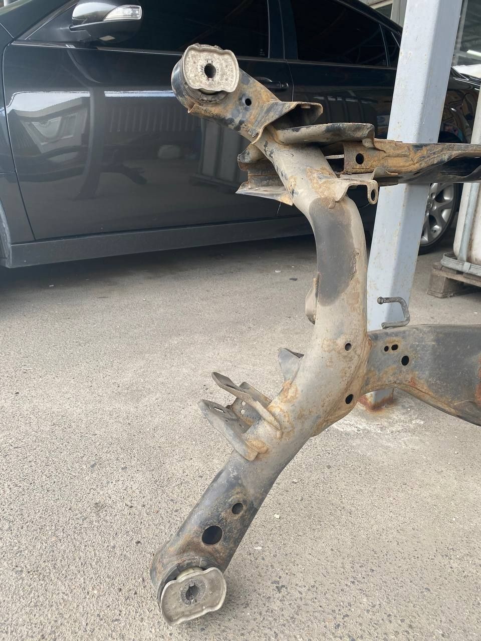 Задний подрамник балка на Audi A8, A6 4H0505248
