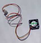 Ventoinha 5 Vdc (MC25060v1) com 3 condutores e ficha (ex. para PC)
