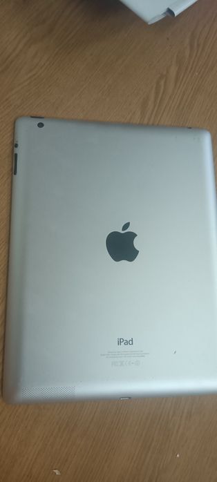 iPad 4 , 9,7". Все ціле, все працює.