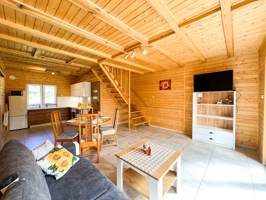 Domek drewniany całoroczny nad jeziorem z jacuzzi i WiFi