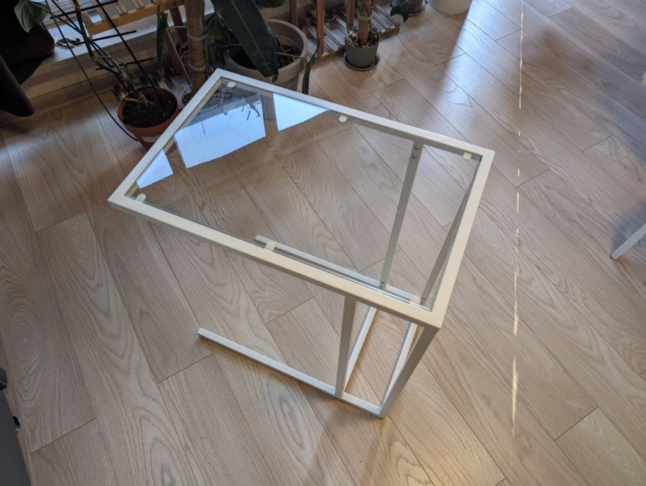 Stolik pod laptopa IKEA VITTSJÖ dostawiany do sofy kanapy