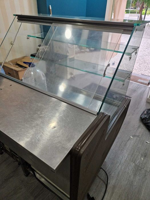 Vitrine expositora com frio para café ou restaurante