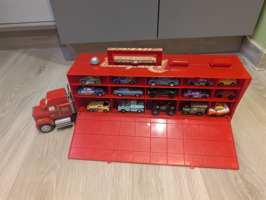 Ciężarówka zygzak McQueen z autkami