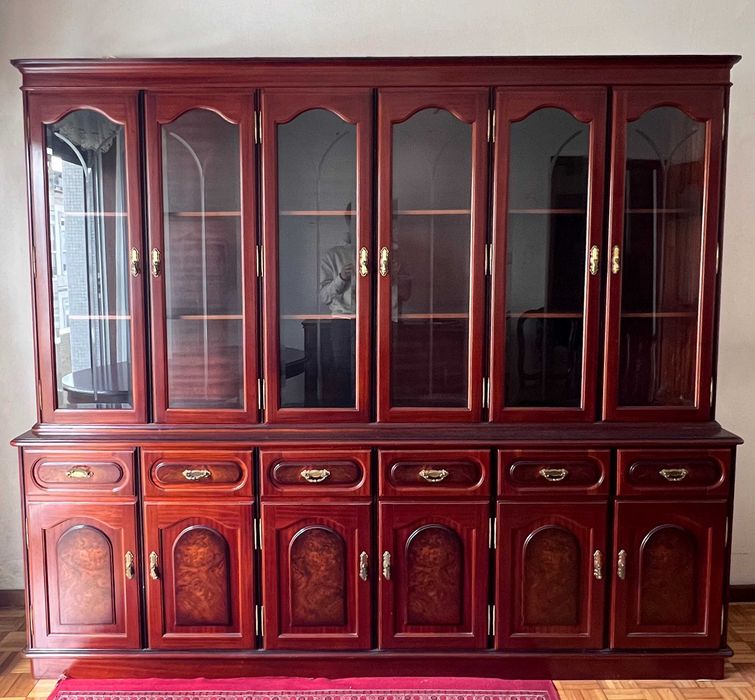 Móvel aparador de sala, em madeira de carvalho em ótimo estado