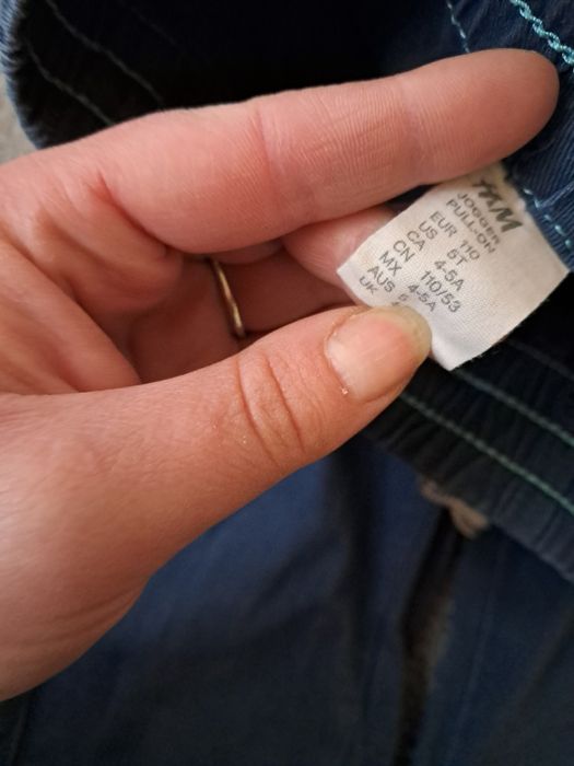 Granatowe joggery dla chłopca H&M