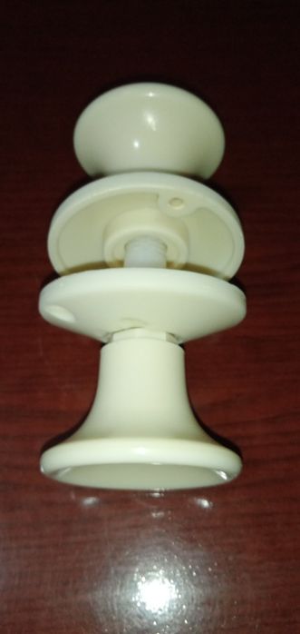 Продам дверные ручки.