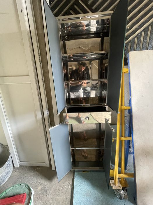 Металева хромована полиця з дверцятами шухлядою та дзеркалами