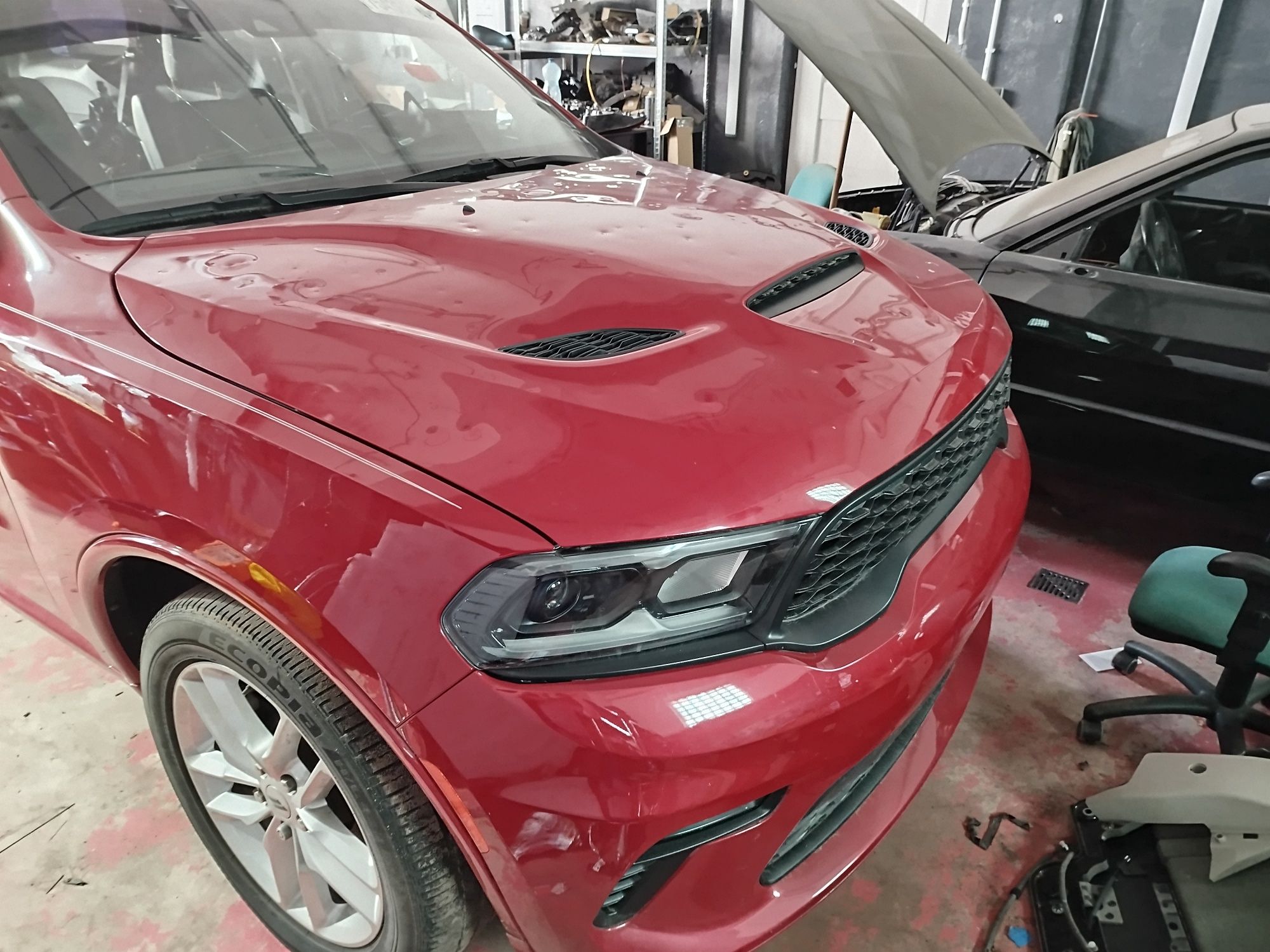 Maska aluminiowa czerwona Dodge Durango po gradobiciu