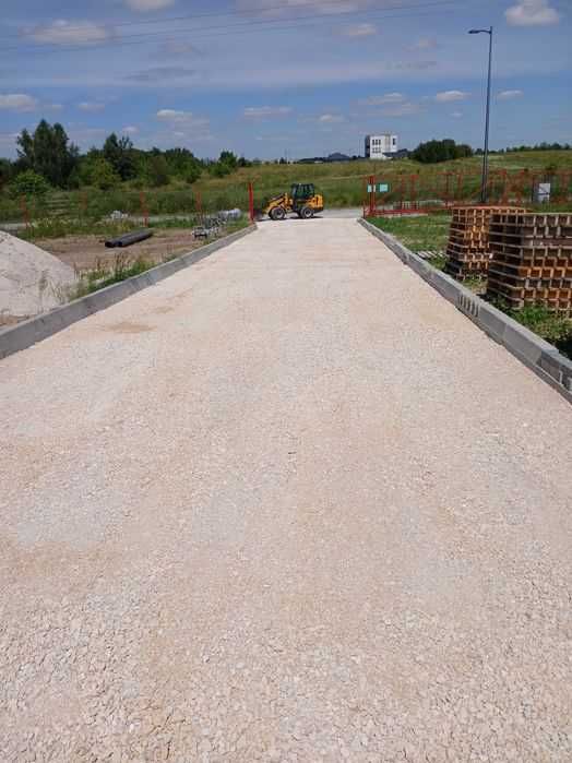 Maszynowe układanie kostki brukowej usługi koparkami