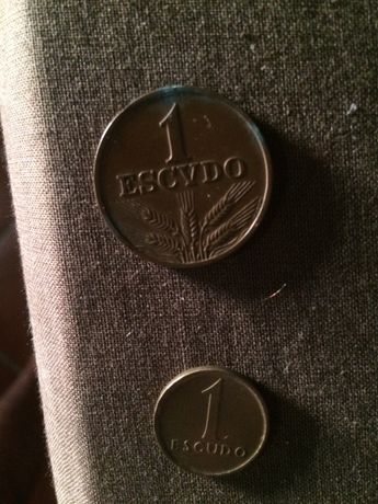 Duas moedas antigas de 1 escudo