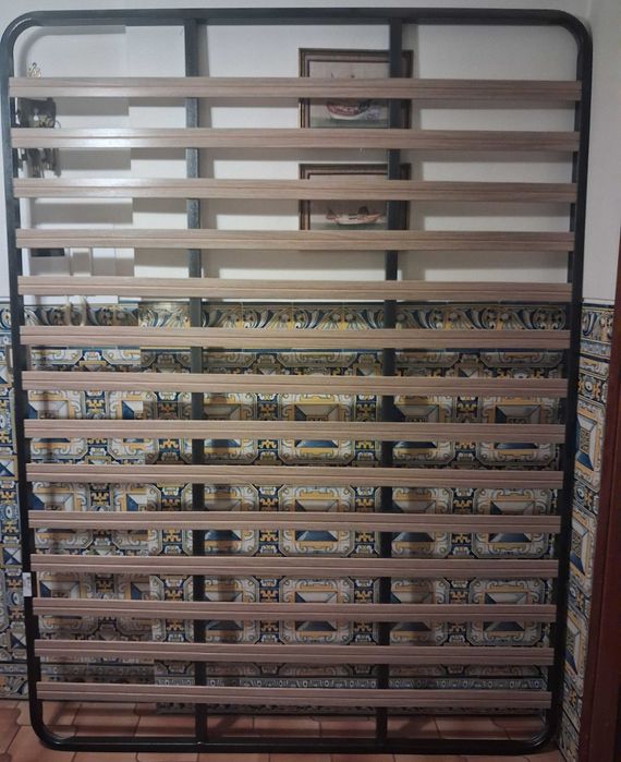 Estrado cama de casal com 200 x 150 cm da marca “Mindol”