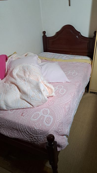 Cama antiga de solteiro em madeira