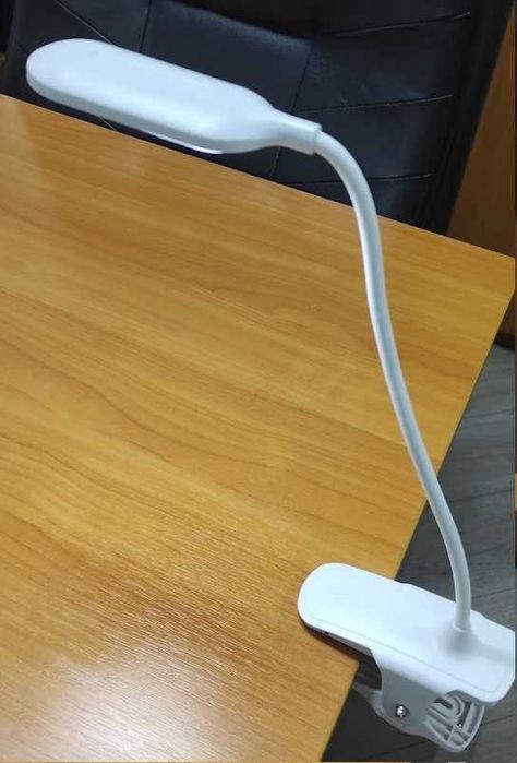 Настільна лампа на прищіпці з акумулятором
