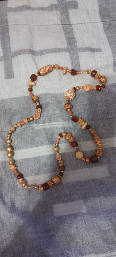 Colar com motivos étnicos
