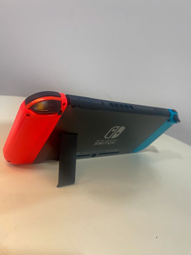 Aproveita leva 2 jogos !!! Nintendo Switch (como nova) + 2 comandos