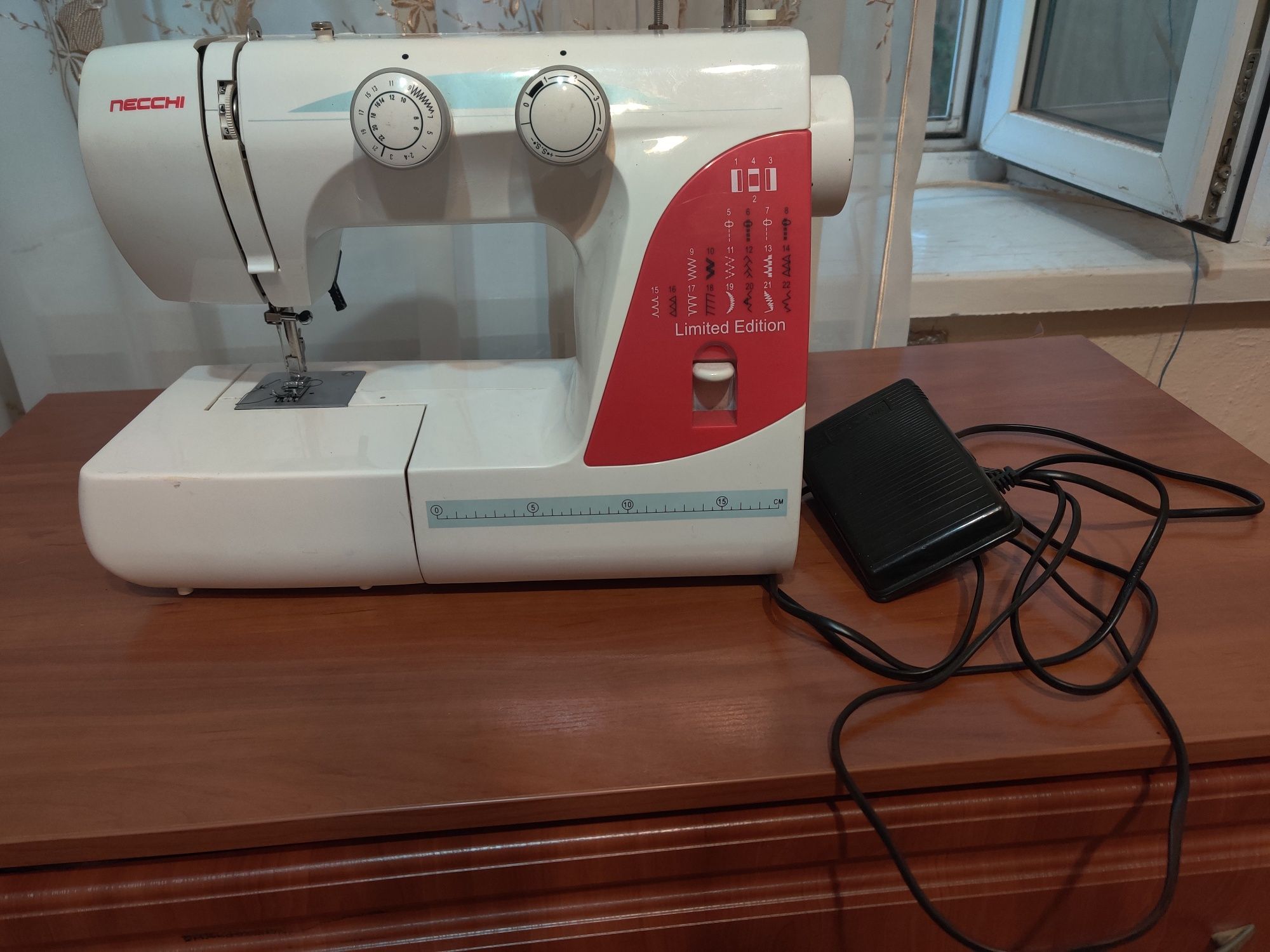 Продам швейную машинку necchi