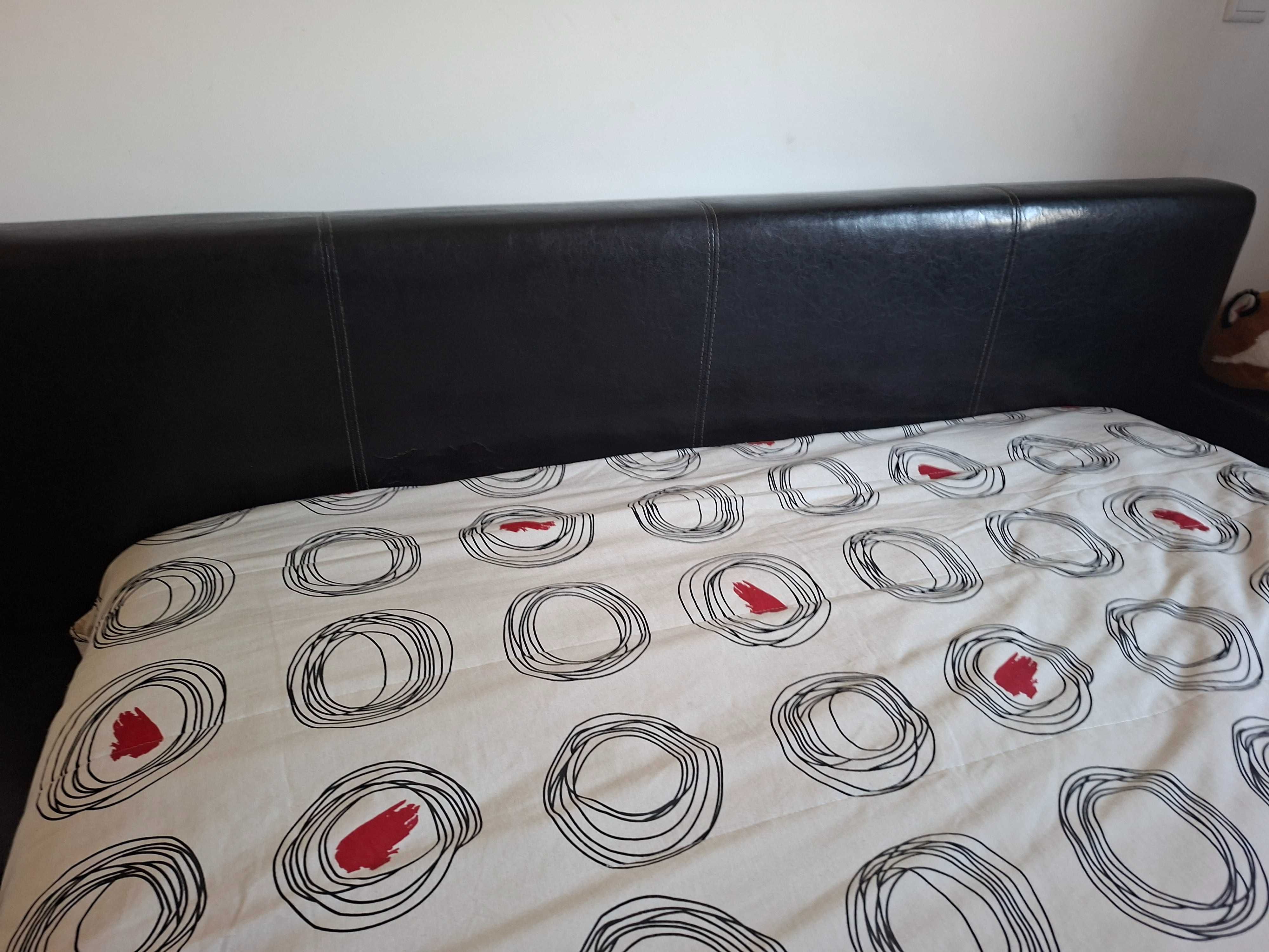 Cama de casal em cabedal preto