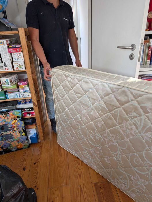 Cama Individual Rebatível de Móvel de Parede em Óptimo Estado