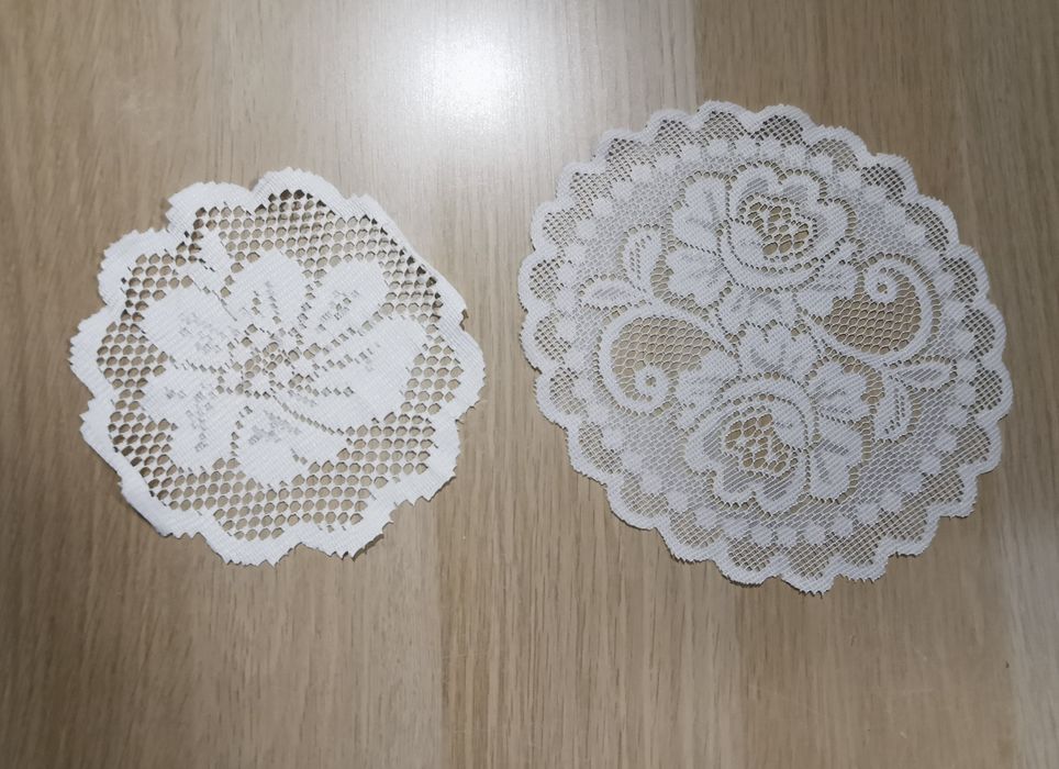 Dwie serwetki koronkowe vintage białe kwiaty