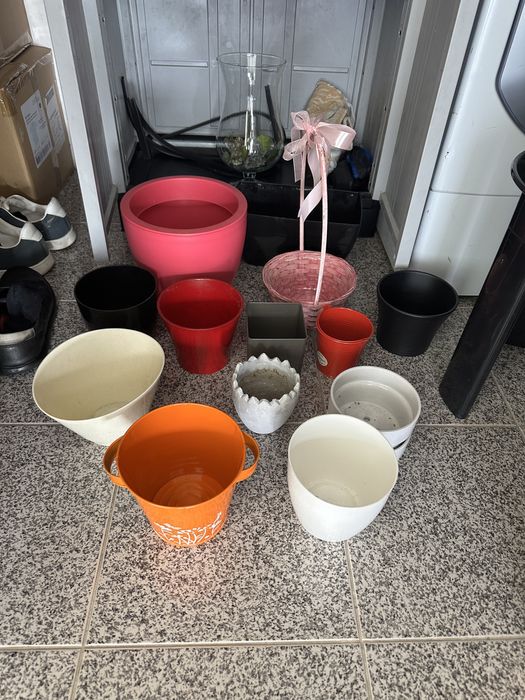 Vasos de vários tamanhos cerâmica e de plástico