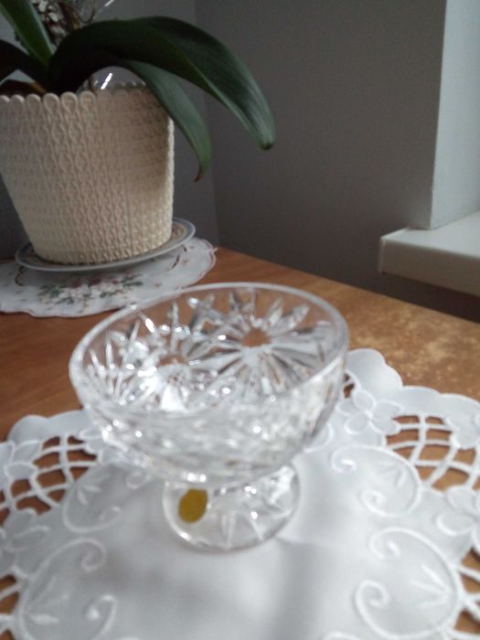 Pucharek czarka na stopce białe szkło kryształ