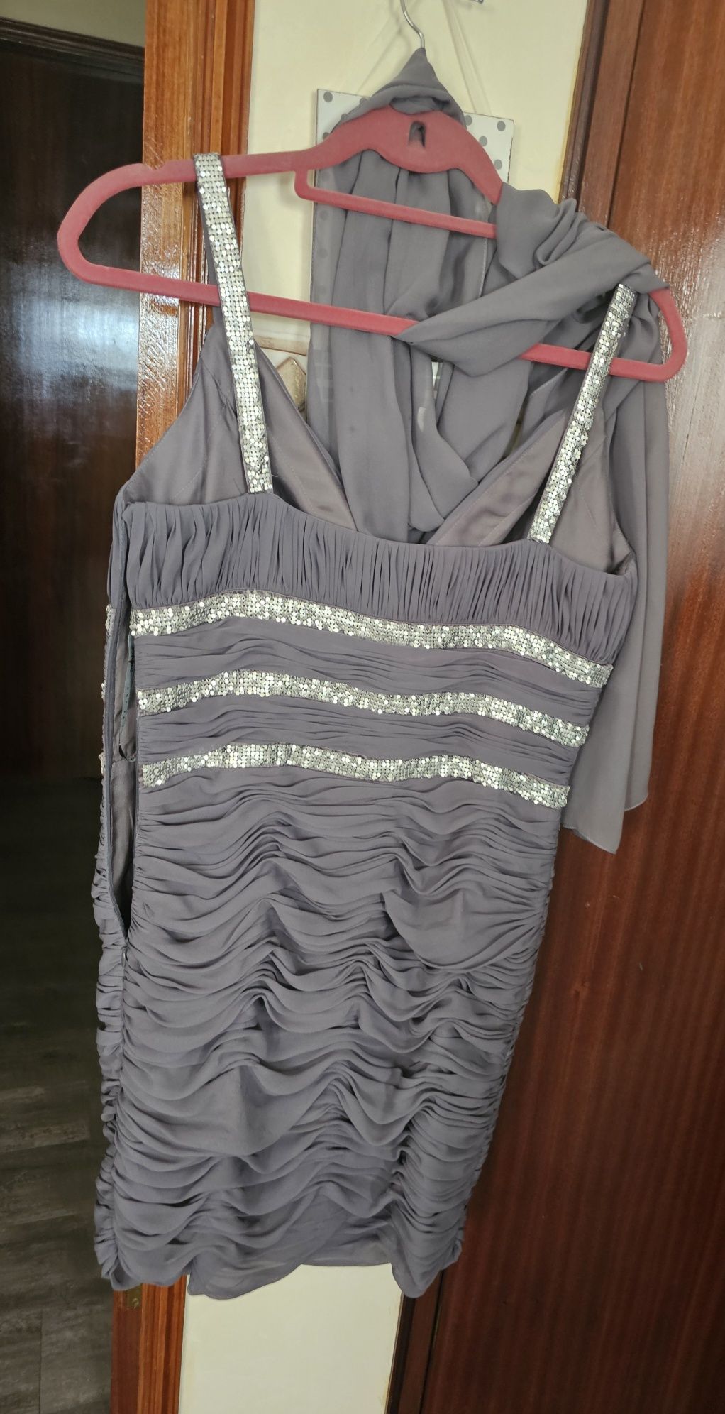 Vendo 2 vestidos e 3 pares de sandálias