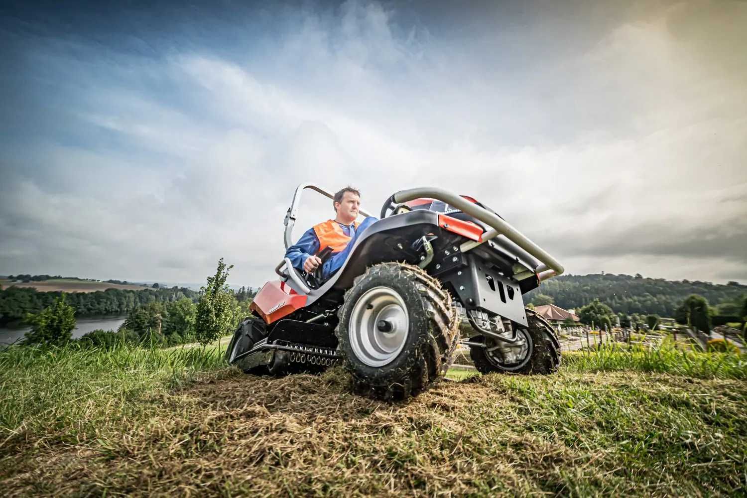 OLEO-MAC Goliath 4x4 usługi mulczowania