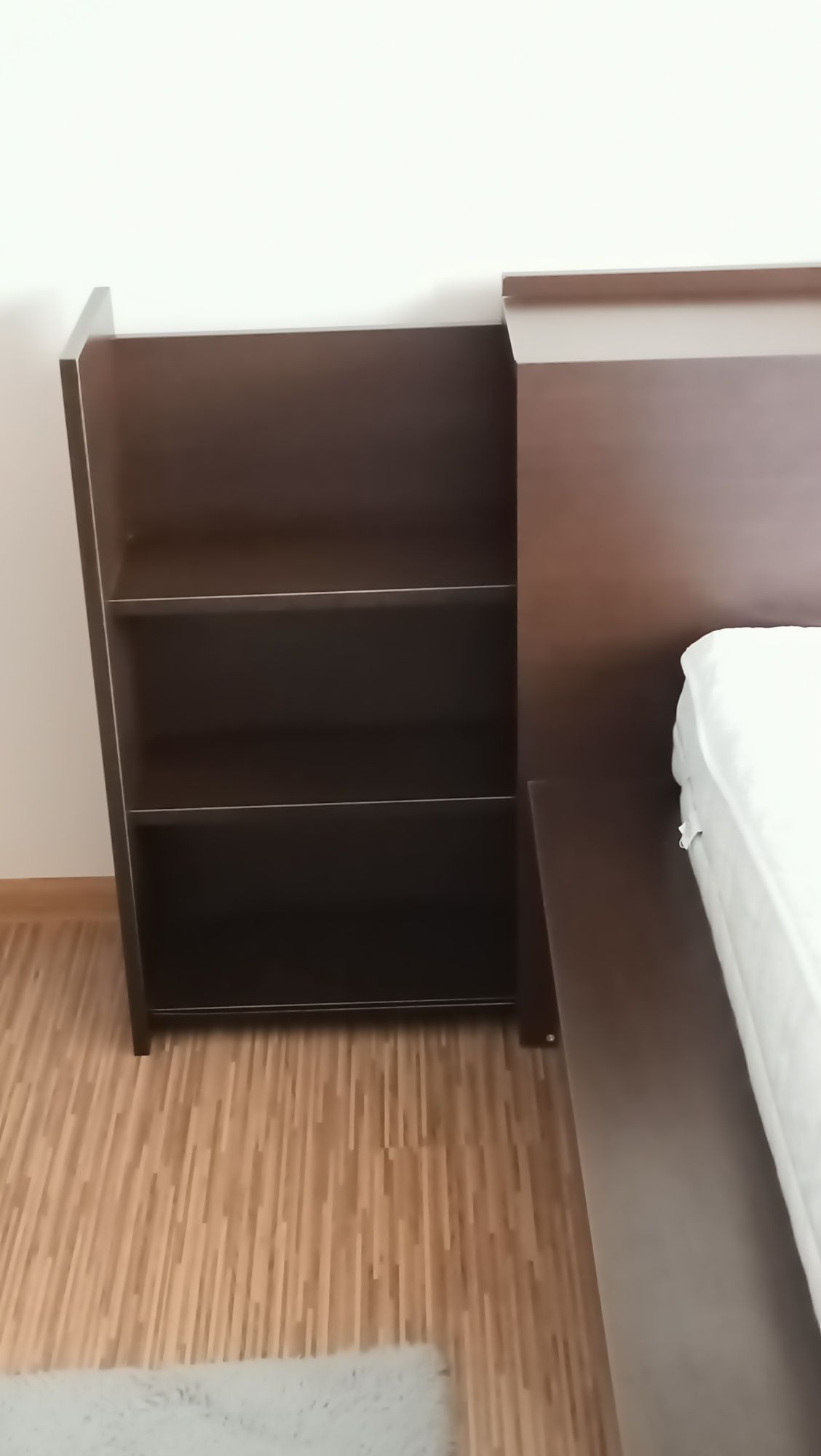 Łóżko ze zagłówkiem