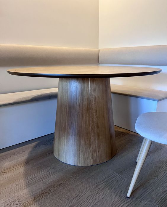Mesa com pé de cogumelo