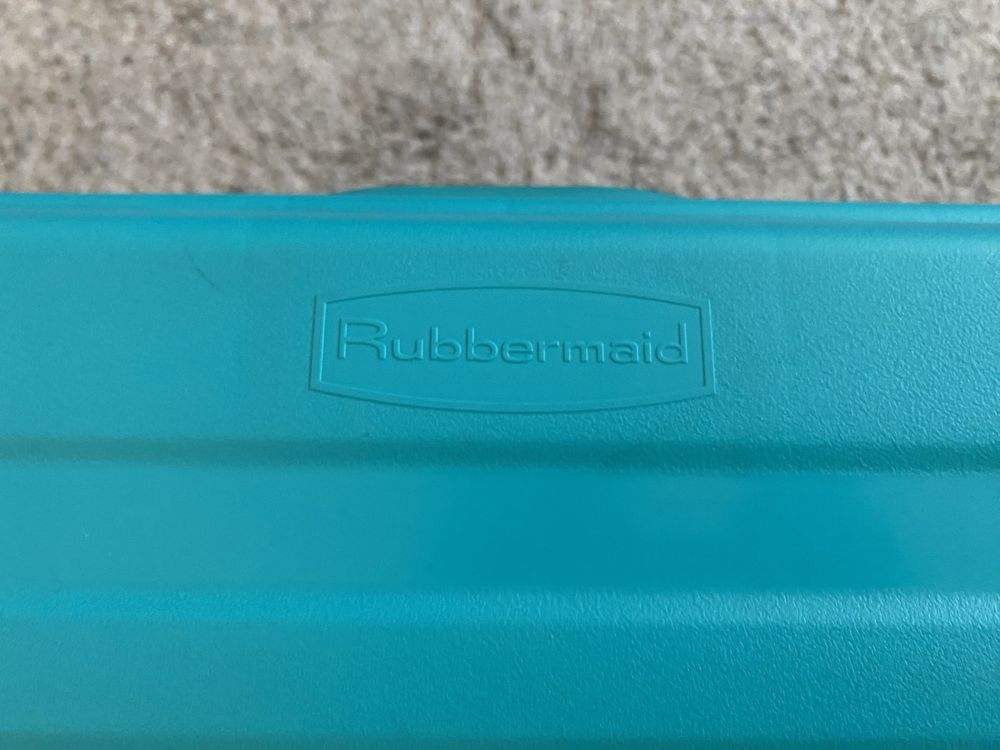 Baú Rubbermaid Azul e Verde