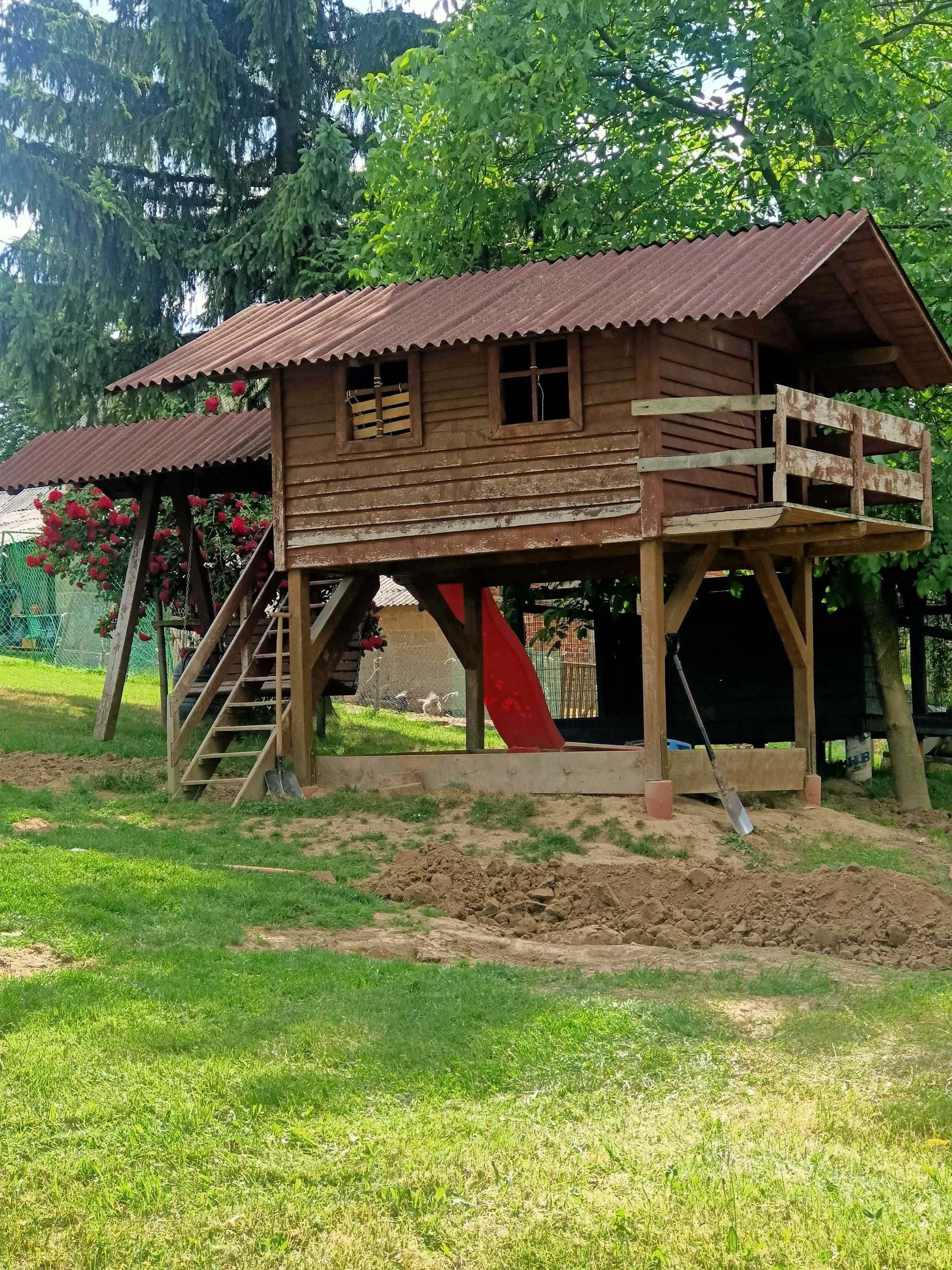 Drewniany domek dla dzieci