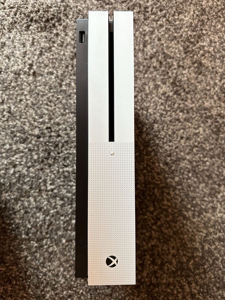 Xbox One S 1 Tb + 2 pady + kinect