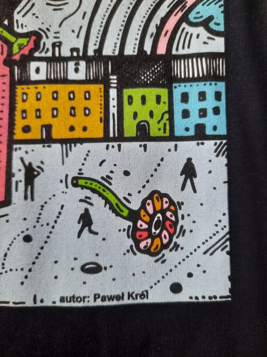 Nowy T-shirt z nadrukiem pracy znanego grafika