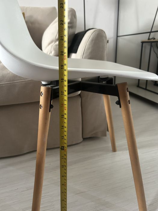 Krzeslo biale drewniane nogi