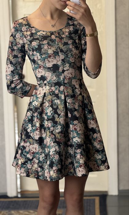 Стильна сукня з цупкого матеріалу