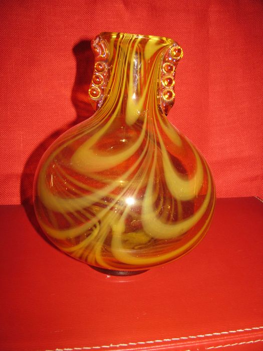 Wazon Krakowski Instytut Szkła miodowy ze smugami 26 cm.