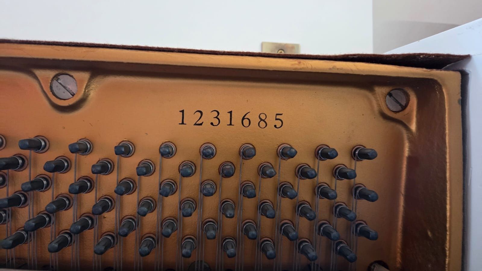 Piękne białe pianino firmy Yamaha +siedzisko+metronom