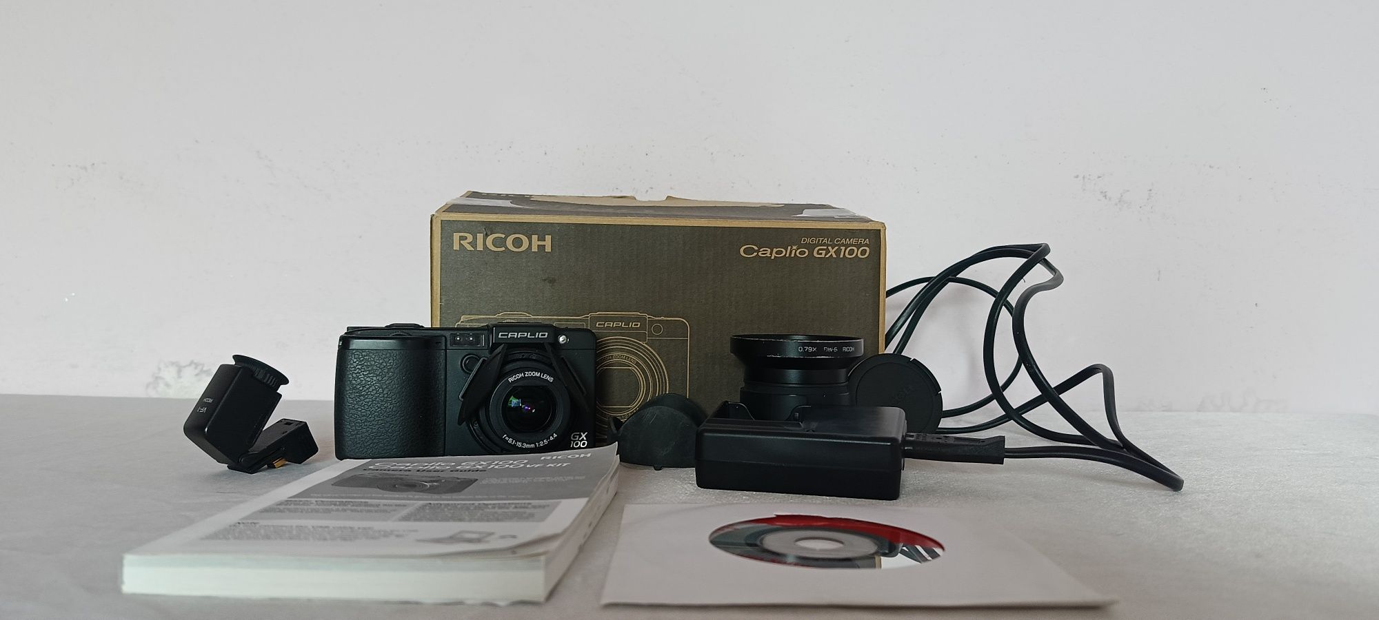 Sprzedam używany aparat fotograficzny Ricoh Caplio GX100 z matrycą CCD
