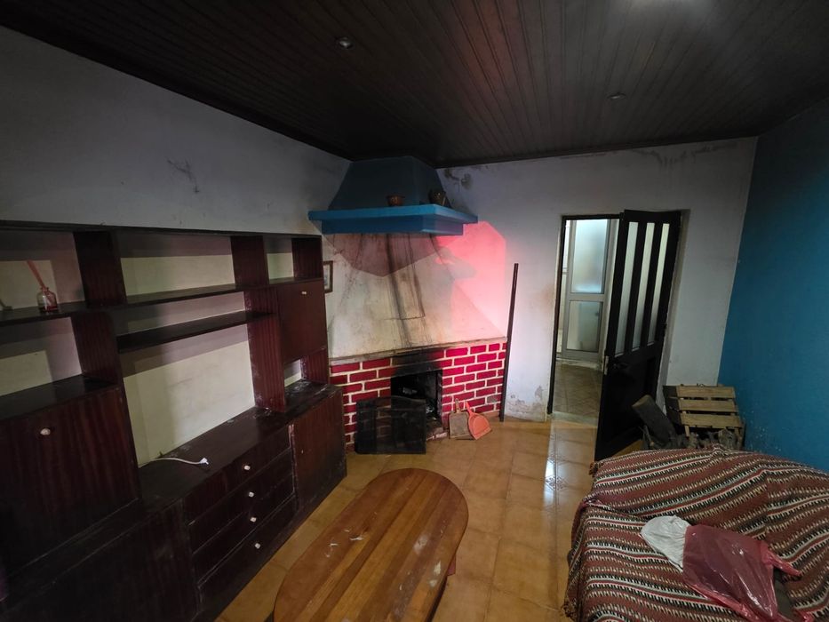 Vende se casa a precisar de obras