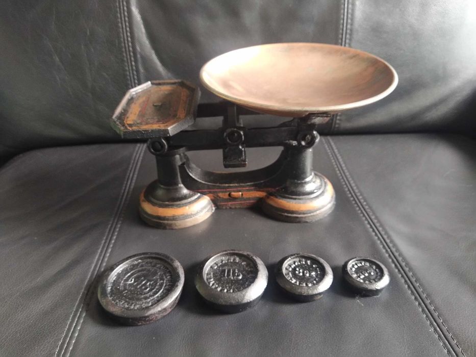 Antiga balança ferro forjado, preto e cobre, com pesos, seculo XIX