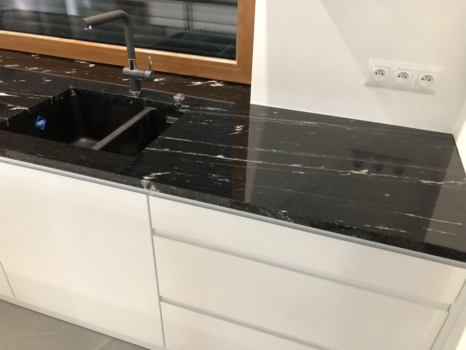 Tanio parapety blaty schody z granitu marmuru konglomeratu