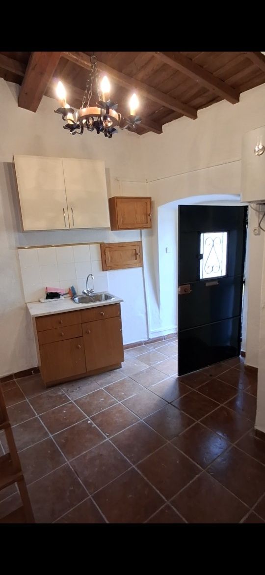 Aluga-se simpática moradia T1+1, mobilada, no centro de Fronteira
