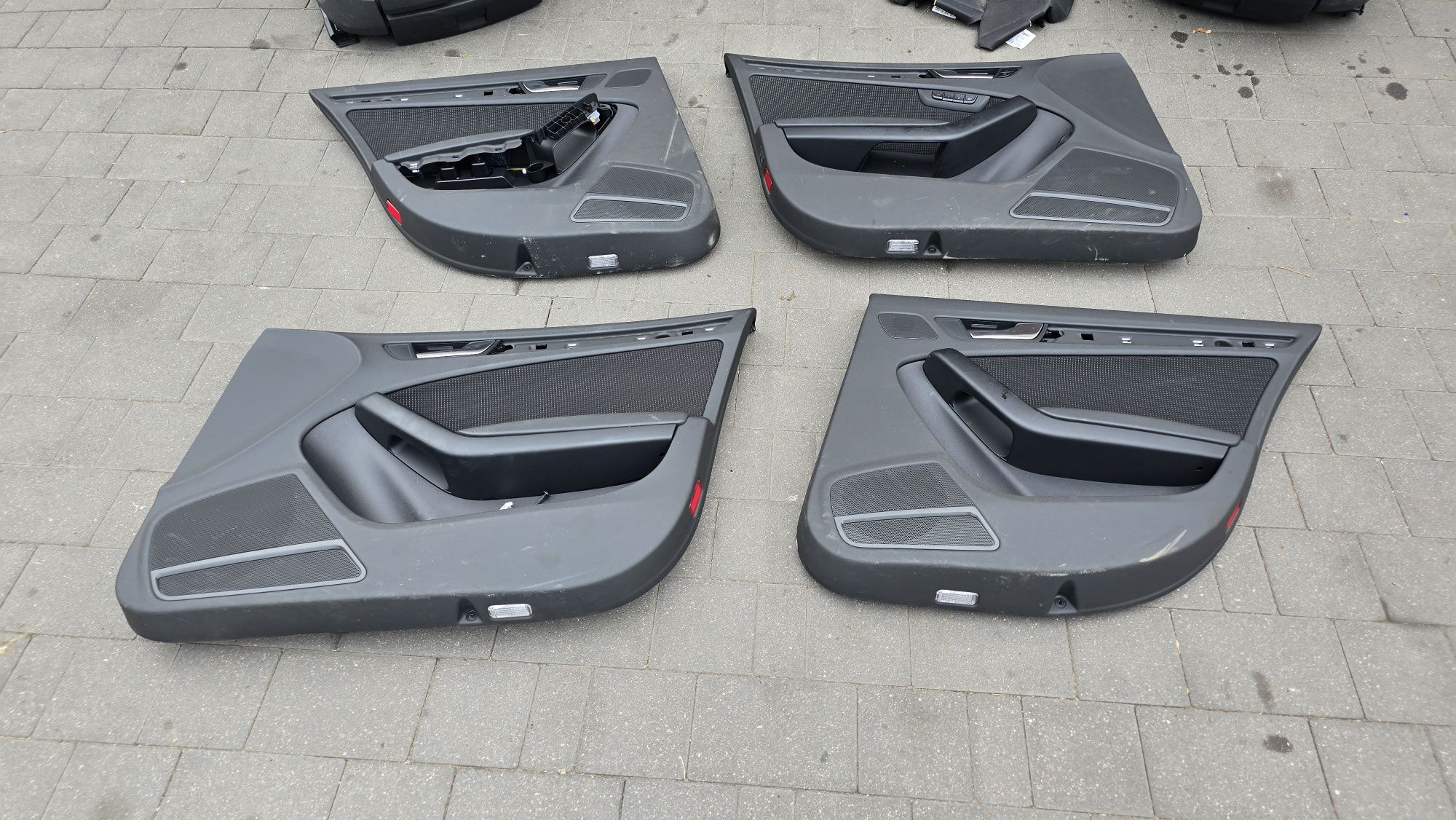Fotele kanapy boczki Audi A4 B8 S Line półskóra Europa