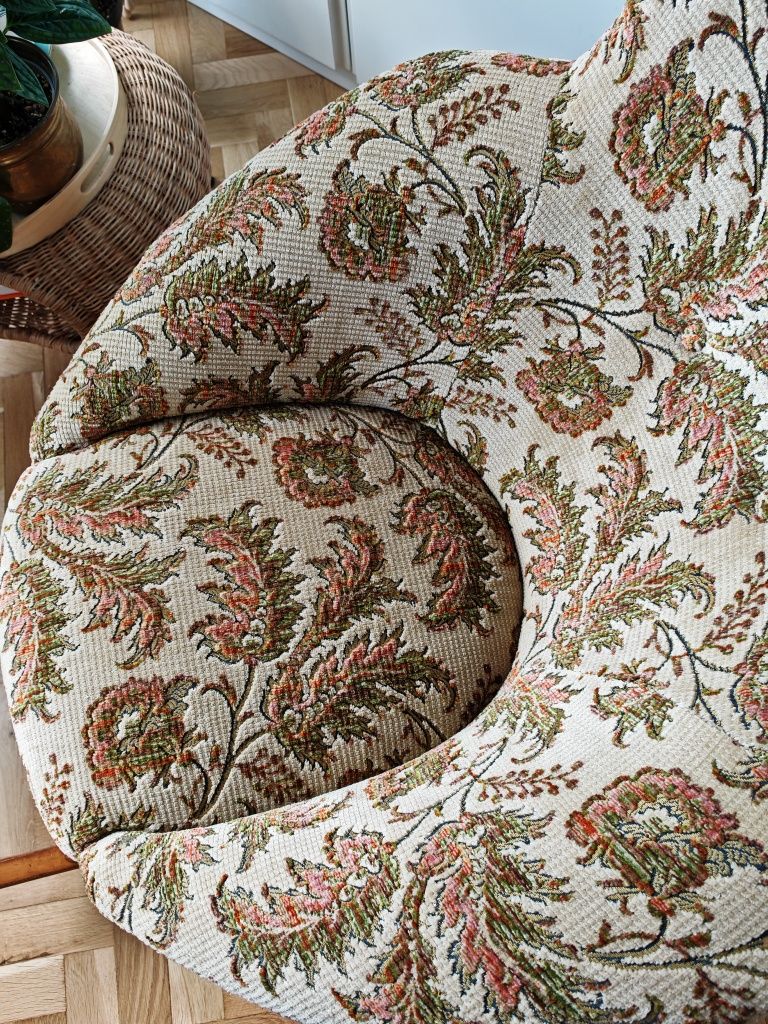 Fotel bujany uszak vintage z Norwegii drewniany stelaż