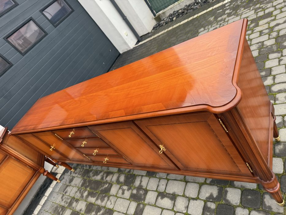 Zestaw mebli z drewna wiśniowego