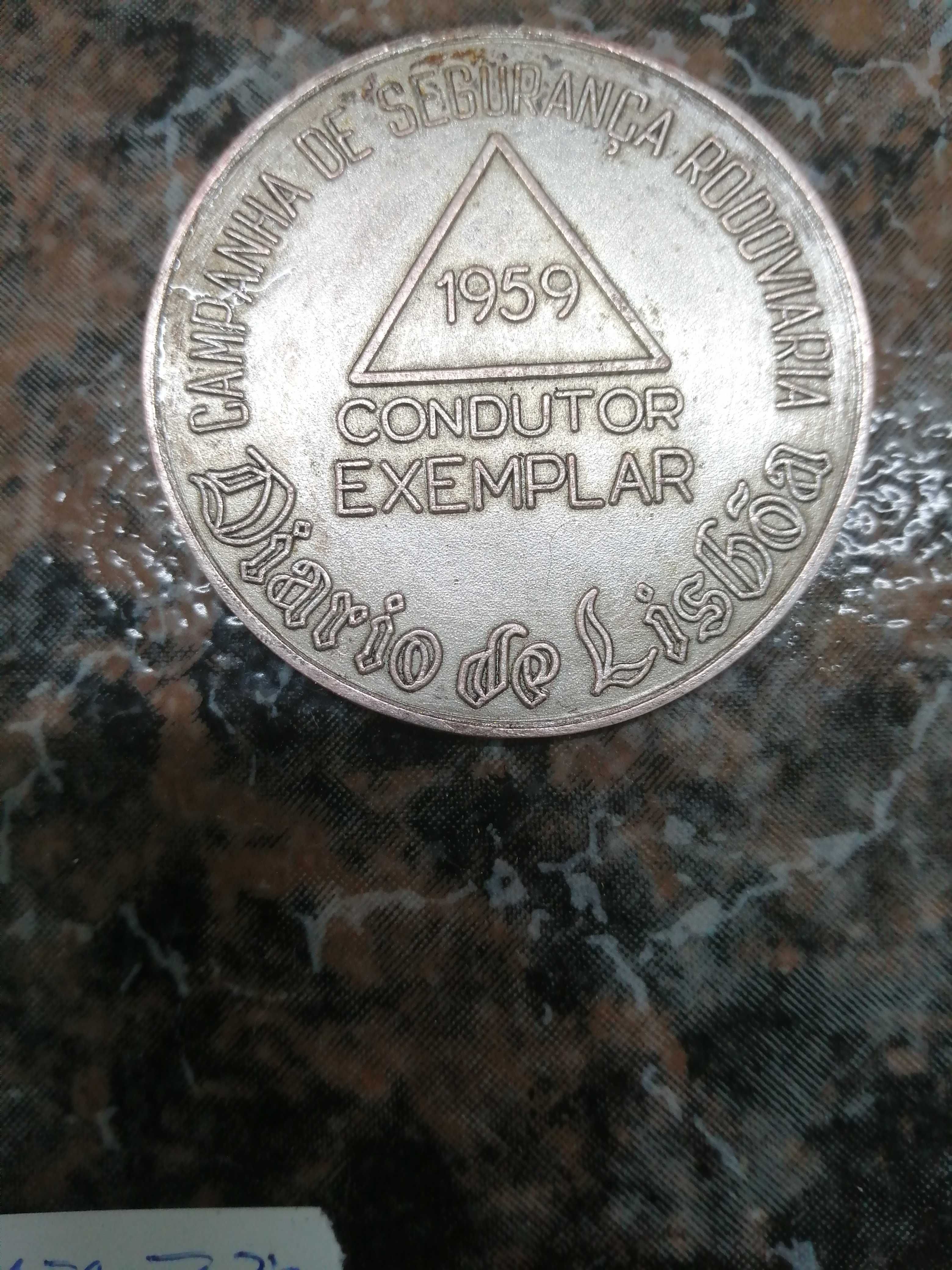 cracha de 1959 , condutor exemplar . diario de lisboa