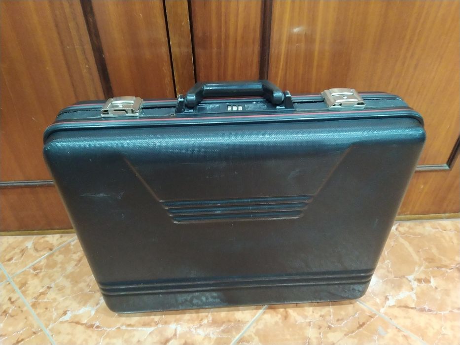 Mala de negócios ou pasta executiva casa quarto apartamento vivenda.