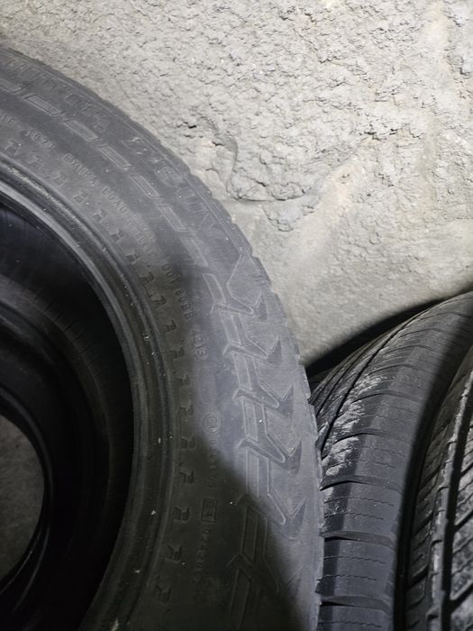 Резина зимова Nokian 215/65 r16