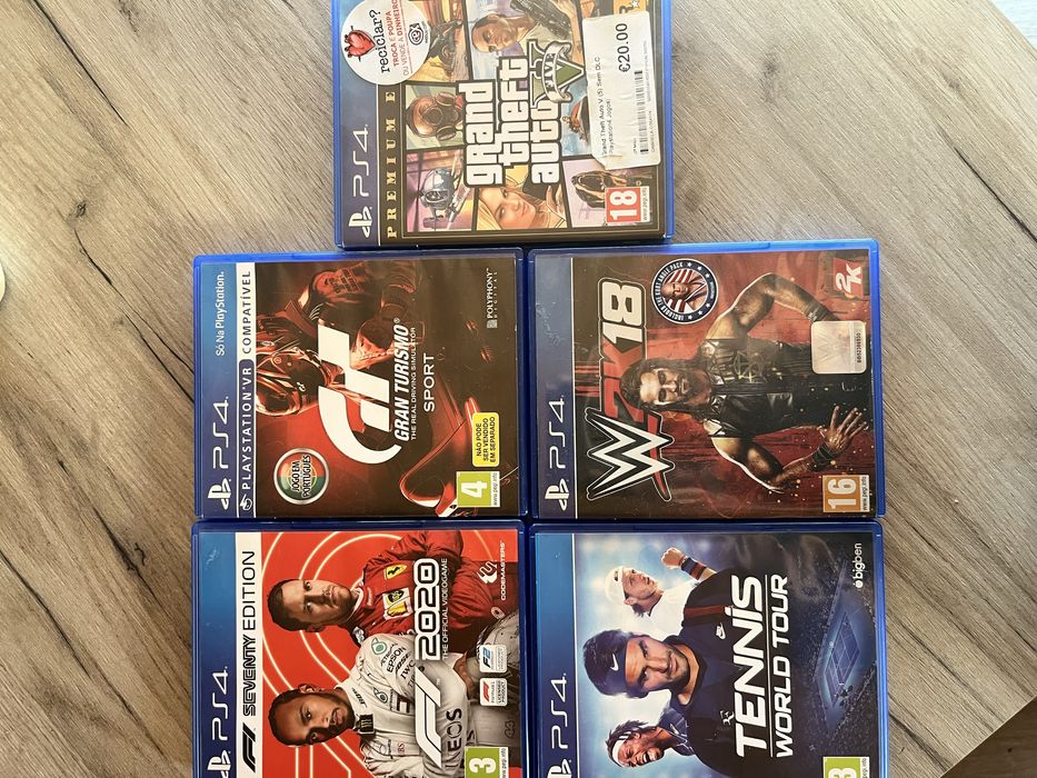 Vendo ps4 500gb como nova completa com 5 jogos